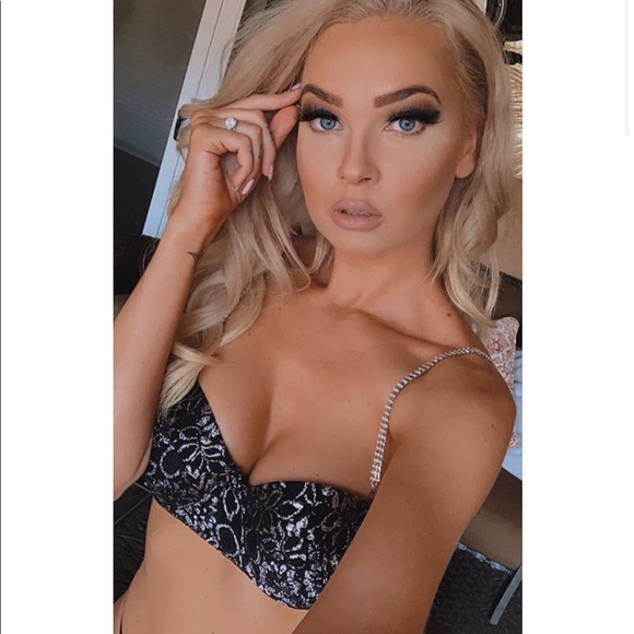 Royal wedding love is in the air❤️ - Picture 7 of 8